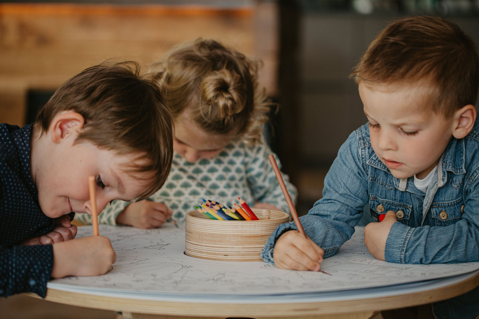 Les enfants s'amusent autour de la Drawin'table, le mobilier idéal de la pédagogie Montessori