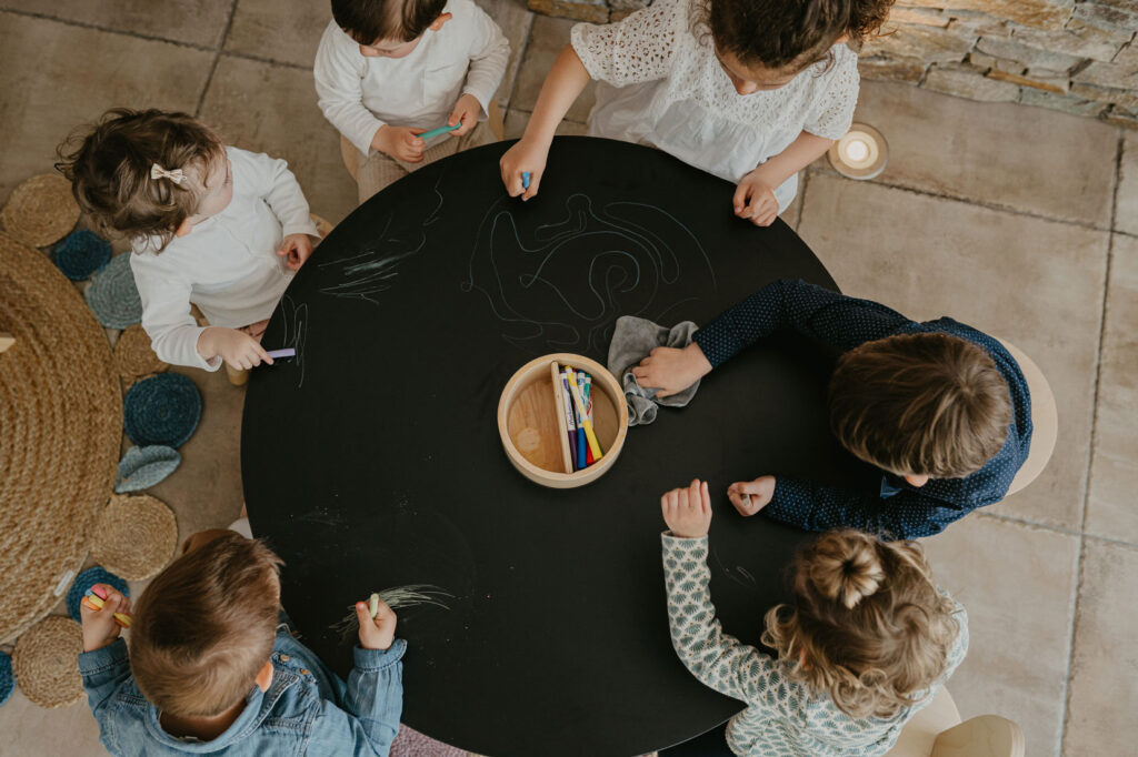 Les enfants s'amusent autour de la Drawin'table, le mobilier idéal de la pédagogie Montessori