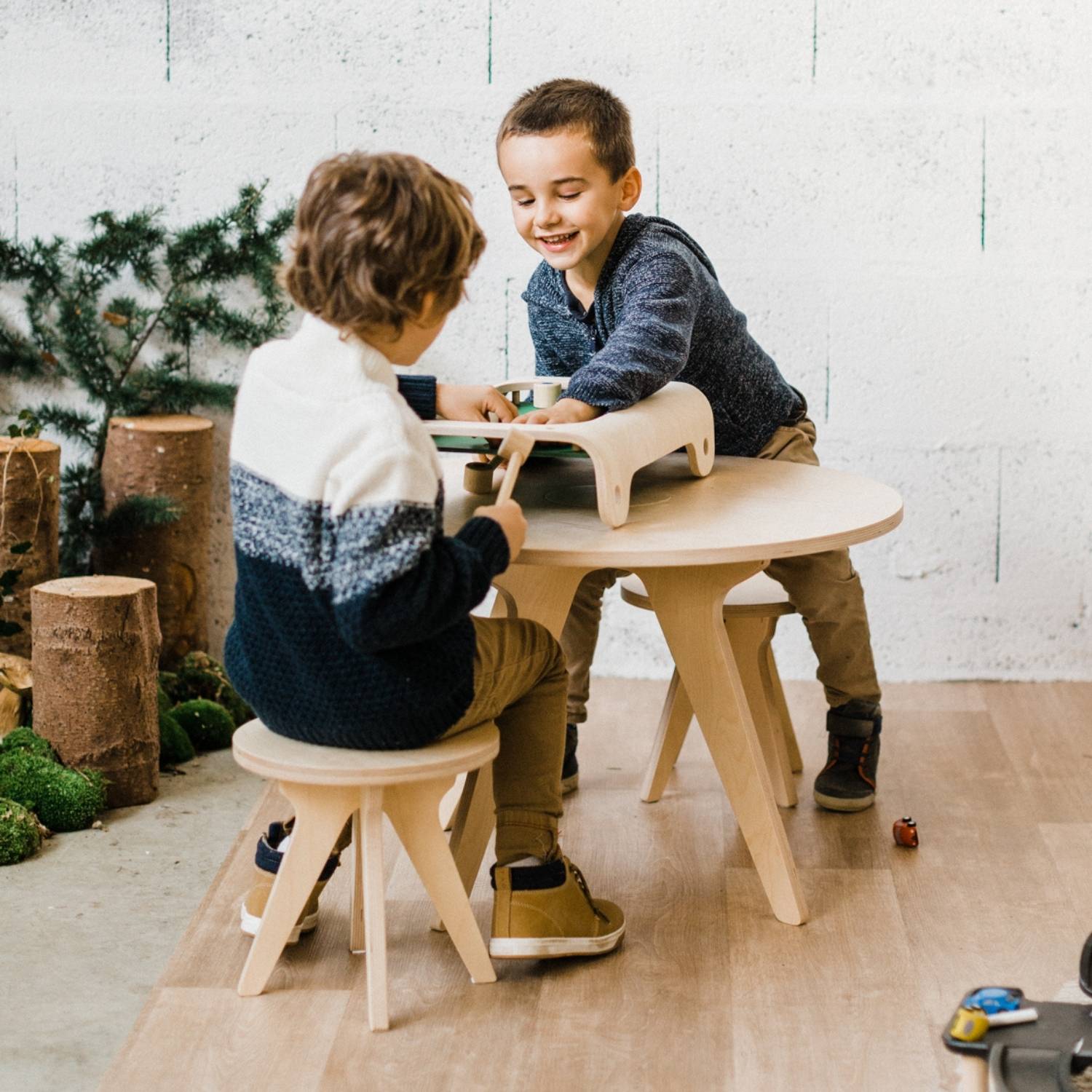 Table ronde pour enfants. deux tabourets TOBIAS - pin et MDF - Ø55