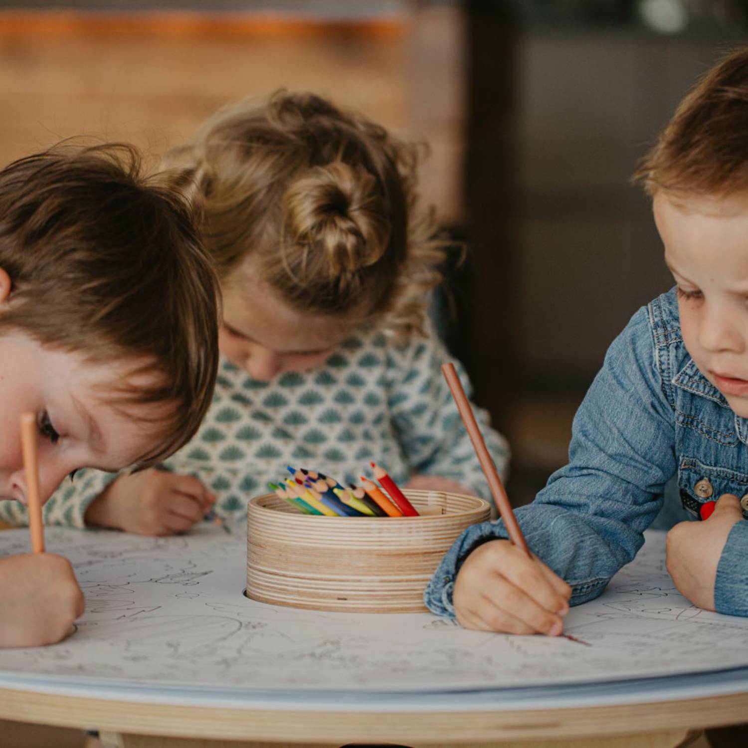 Table ronde pour enfants. deux tabourets TOBIAS - pin et MDF - Ø55