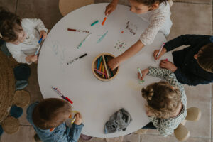 La Drawin'table XXL et son plateau velleda avec des enfants autour