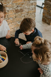 Les enfants dessinent sur la Drawin'table XXL et son plateau craie