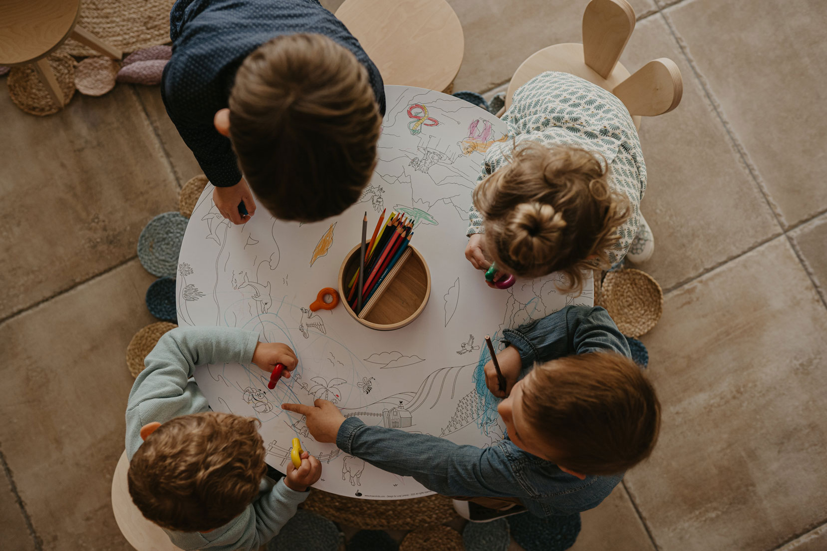 Children have fun on the Drawin'table by Drawin'kids, which meets the expectations of Montessori pedagogy.