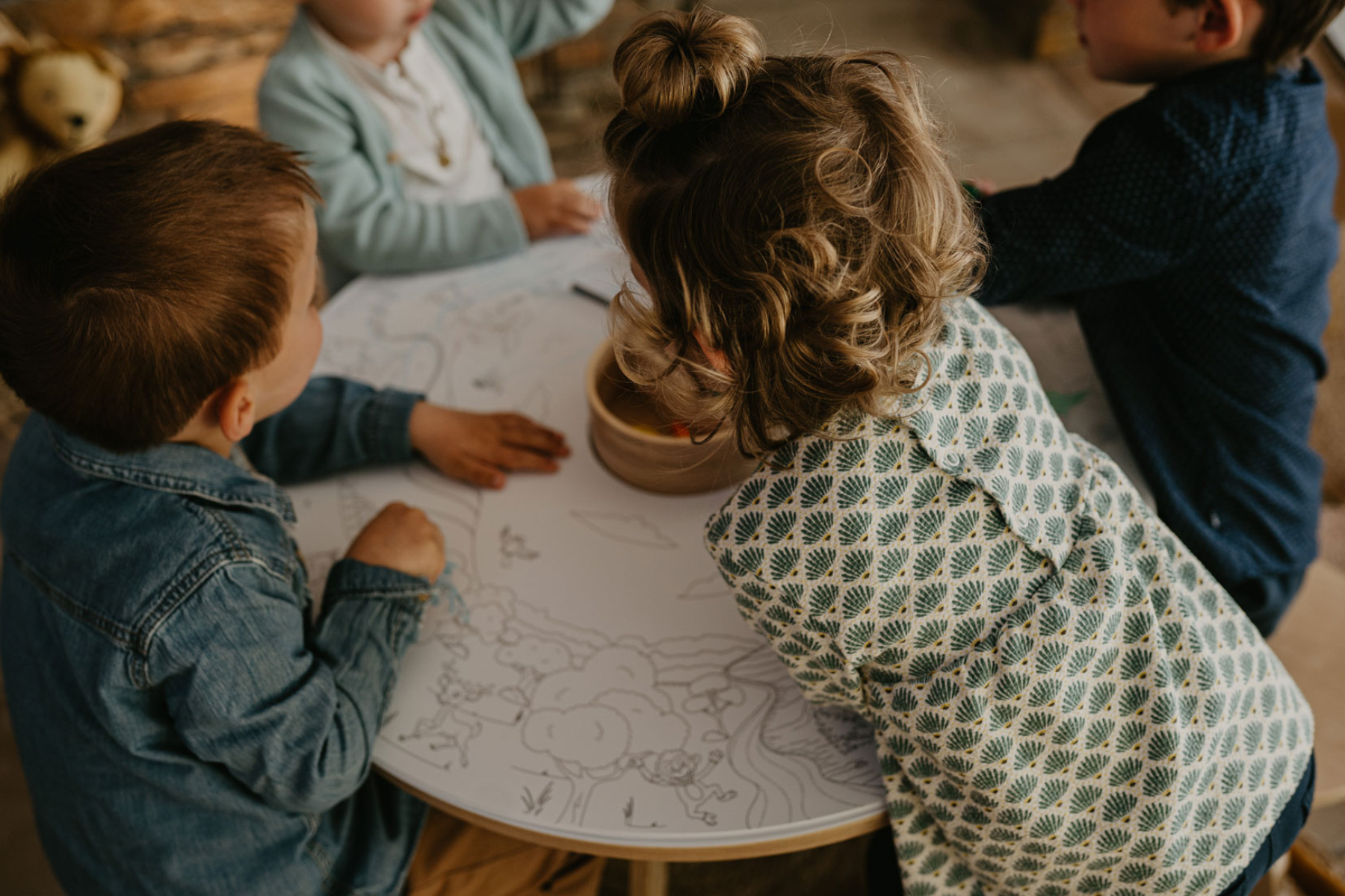 Les enfants jouent ensemble sur la Drawin'table, un cadeau idéal pour Noël