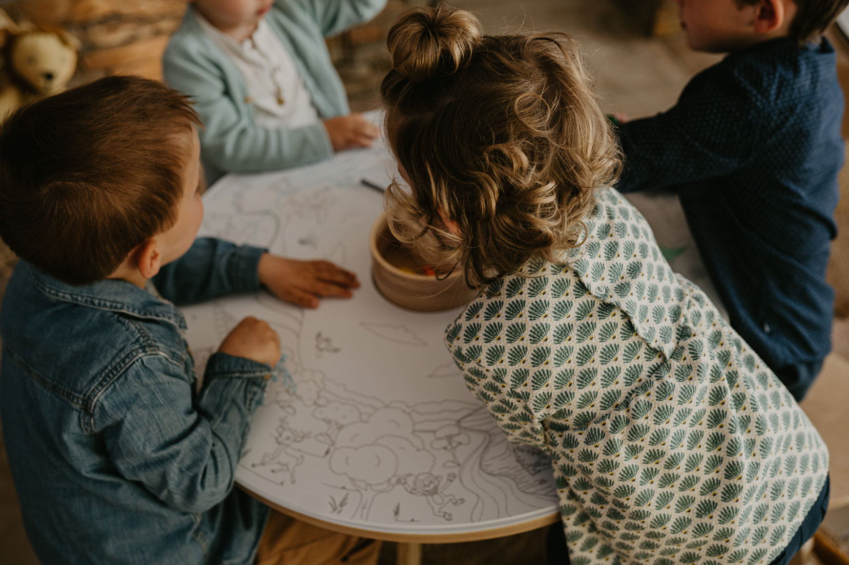 Children play and collaborate on the Drawin'table together. An ideal Christmas gift for children