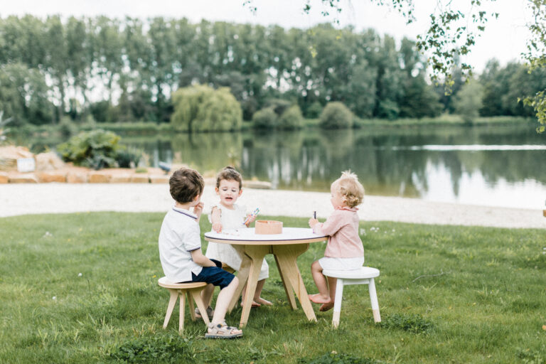 Les enfants s'amusent sur la Drawin'table lors d'un évènement.